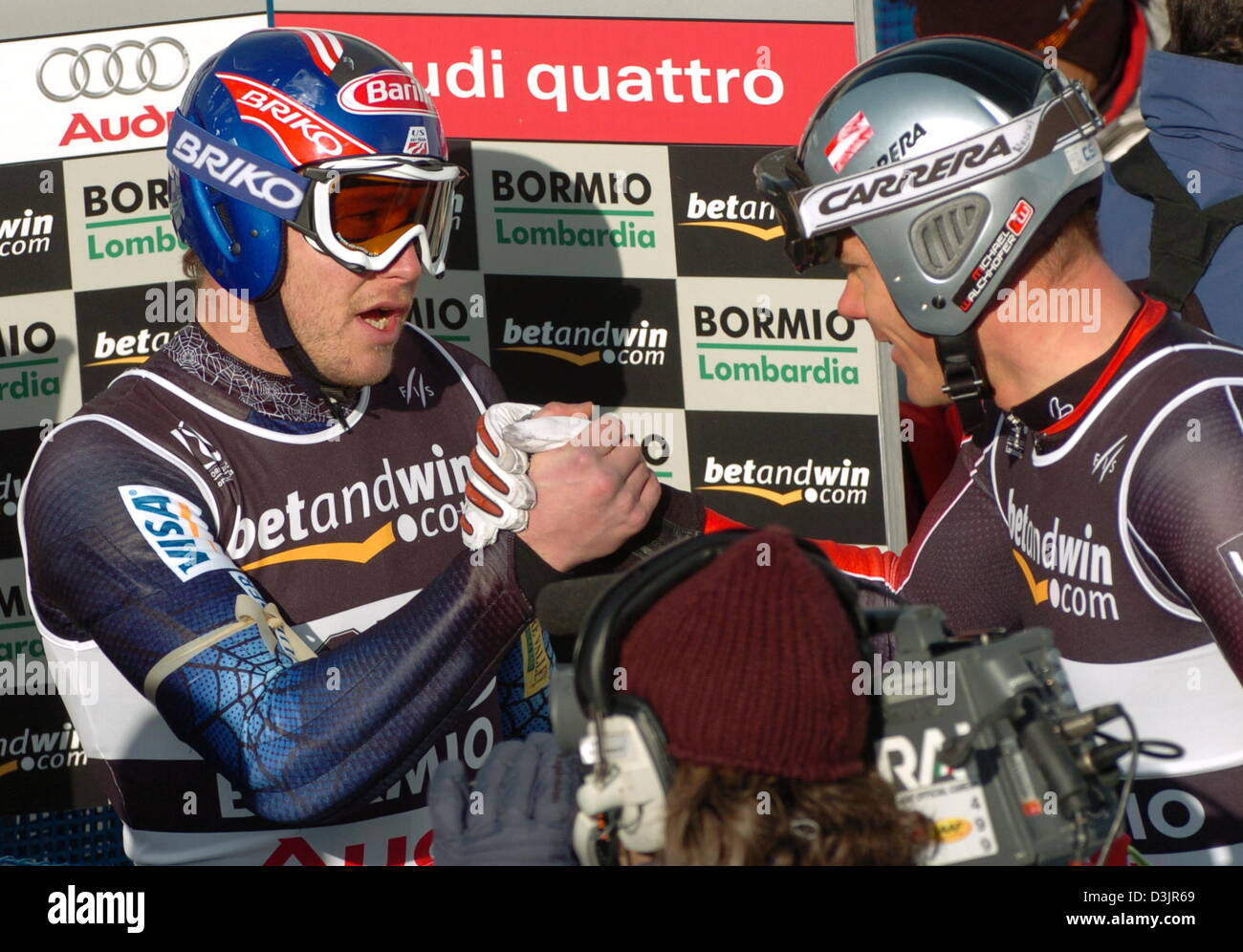 (Dpa) - Noi sciatore Bode Miller (L) riceve le congratulazioni di austriaco Michael Walchhofer (R) dopo Miller ha vinto il Uomini Super G all'Alpine Campionati Mondiali di Sci a Bormio, Italia, 29 gennaio 2005. Walchhofer finito al secondo posto davanti al compagno di squadra Benjamin Raich. Foto Stock