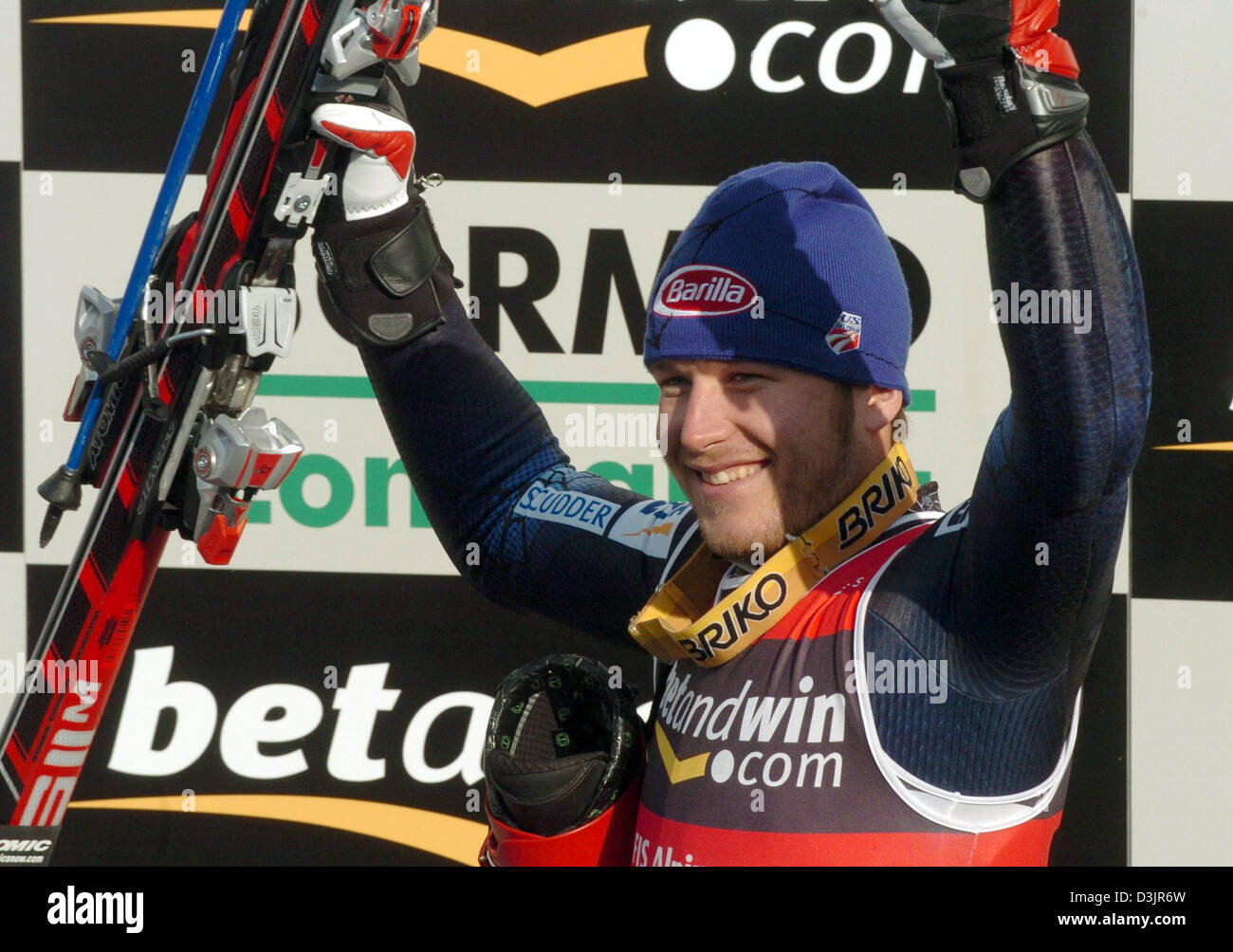 (Dpa) - Noi sciatore Bode Miller sorrisi e celebra dopo aver vinto la medaglia d'oro in uomini Super G all'Alpine Campionati Mondiali di Sci a Bormio, Italia, 29 gennaio 2005. Foto Stock