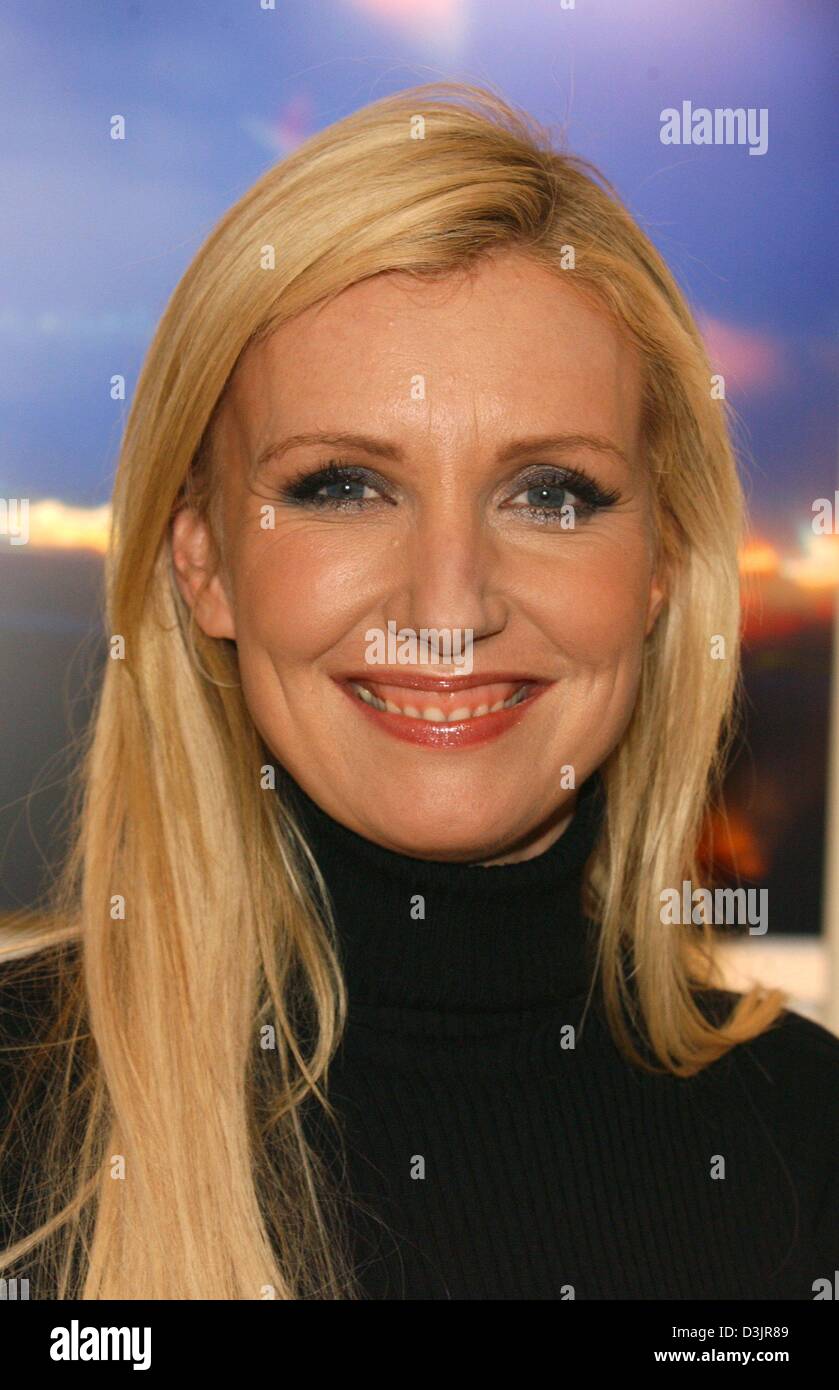 (Dpa) - Artista Jette Joop sorge di fronte a una foto durante la fase di apertura della sua prima mostra fotografica al Ludwig Erhard casa ad Amburgo, Germania, 27 gennaio 2005. La figlia del fashion designer Wolfgang Joop che è famoso per il suo design di gioielli presenta foto che ha creato nel corso degli ultimi due anni con un Canon Ixus 400 e visualizza motivi come spostato viste di notte le gocce di pioggia Foto Stock