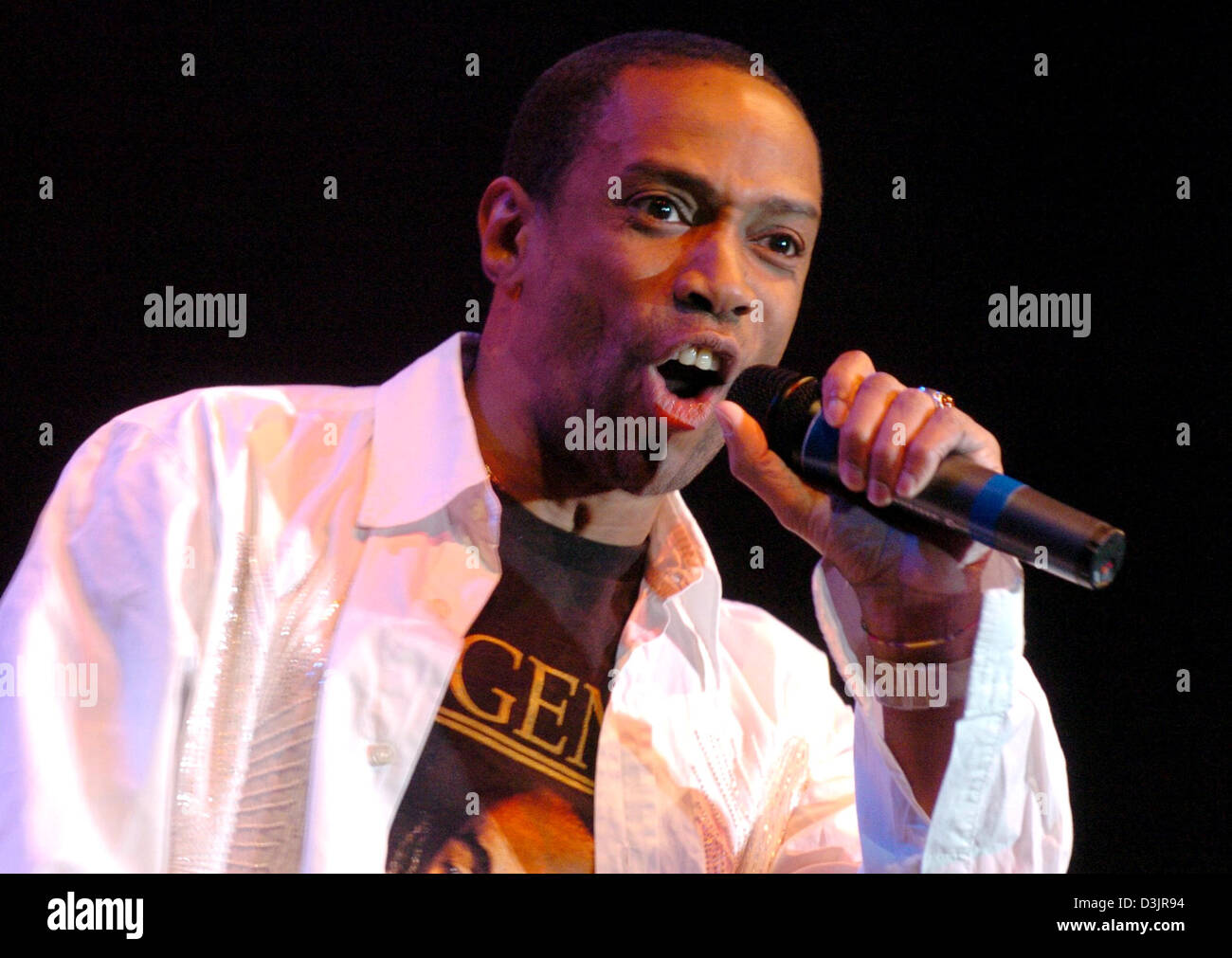 (Dpa) - 'pigro' Delroy Rennalls, cantante tedesco del british pop band 'Mr. Presidente', suona presso il Saturn Arena di Ingolstadt, Germania, 27 gennaio 2005. Molti artisti si sono esibiti in un concerto di beneficenza per le vittime del disastro dello tsunami in Asia del Sud. I proventi del concerto e un progetto di DVD sono dovuto andare a SOS Villaggi dei bambini nelle regioni di emergenza. Foto Stock