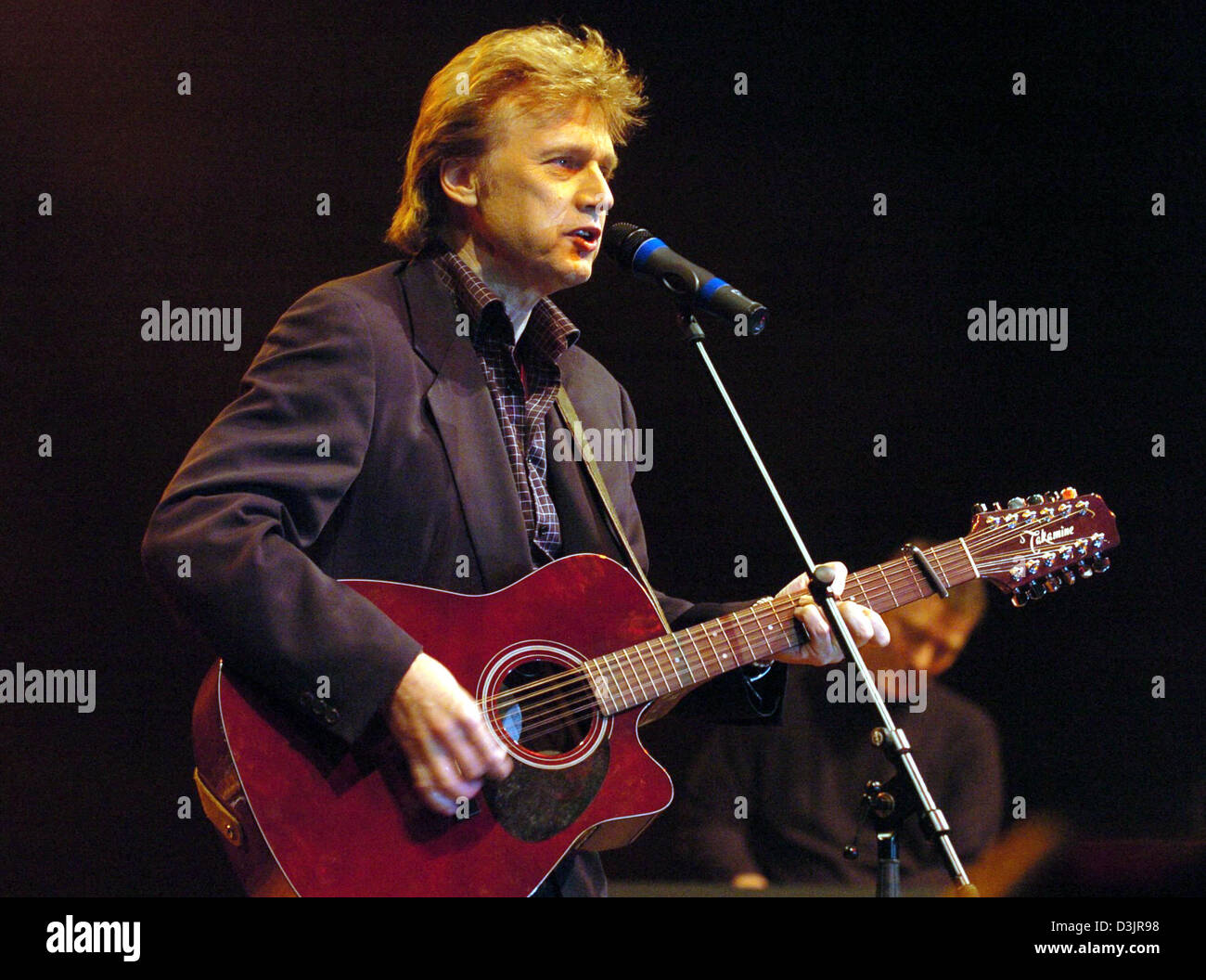 (Dpa) - David Knopfler, uno dei fondatori della rock band 'dire stretto' esegue presso il Saturn Arena di Ingolstadt, Germania, 27 gennaio 2005. Molti artisti si sono esibiti in un concerto di beneficenza per le vittime del disastro dello tsunami in Asia del Sud. I proventi del concerto e un progetto di DVD sono dovuto andare a SOS Villaggi dei bambini nelle regioni di emergenza. Foto Stock