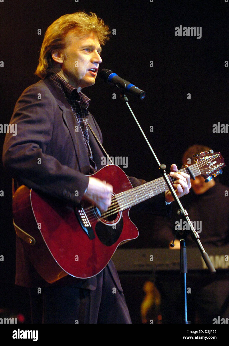 (Dpa) - David Knopfler, uno dei fondatori della rock band 'dire stretto' esegue presso il Saturn Arena di Ingolstadt, Germania, 27 gennaio 2005. Molti artisti si sono esibiti in un concerto di beneficenza per le vittime del disastro dello tsunami in Asia del Sud. I proventi del concerto e un progetto di DVD sono dovuto andare a SOS Villaggi dei bambini nelle regioni di emergenza. Foto Stock