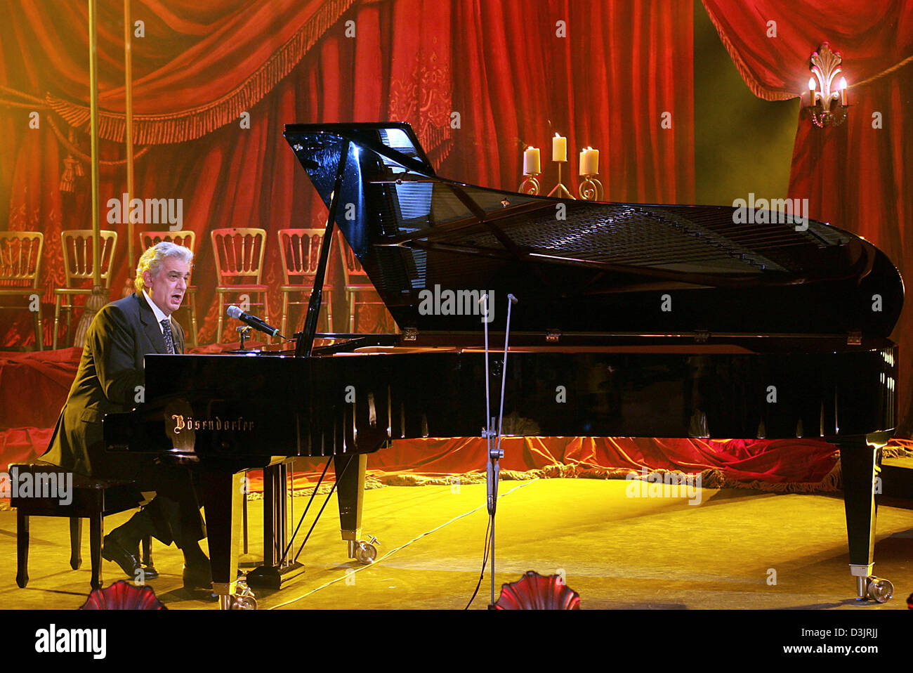 (Dpa) - Star cantante tenore Placido Domingo si esibisce in show televisivo "Wetten Dass...?" ("ho scommesso sarà...") in TUI-Arena di Hannover, Germania, 22 gennaio 2005. La 153episodio della mostra ancora una volta in primo piano numerose celebrità. Foto Stock