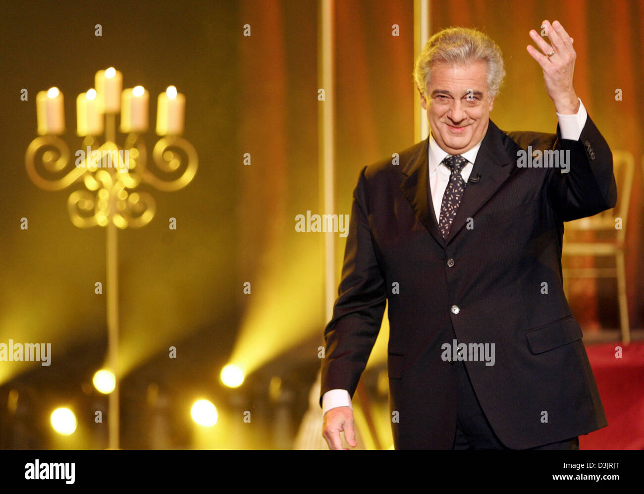 (Dpa) - Star cantante tenore Placido Domingo si esibisce in show televisivo "Wetten Dass...?" ("ho scommesso sarà...") in TUI-Arena di Hannover, Germania, 22 gennaio 2005. La 153episodio della mostra ancora una volta in primo piano numerose celebrità. Foto Stock