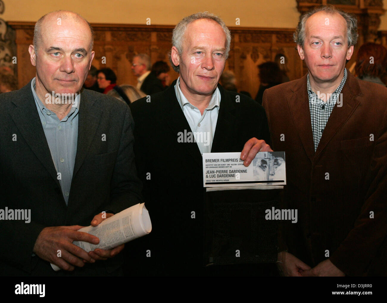 (Dpa) - Belga registi Jean-Pierre (C) e Luc Dardenne accanto all attore tedesco Hanns Zischler (L), che diede il discorso elogiativo per loro durante la cerimonia di premiazione per il film di Brema Premio di Arte e Cultura del fondo di Bremen Sparkasse (banca di risparmio) presso il Municipio di Brema, Germania, 20 gennaio 2005. Secondo la giuria della dichiarazione il premio è stato dare al Dardenn Foto Stock