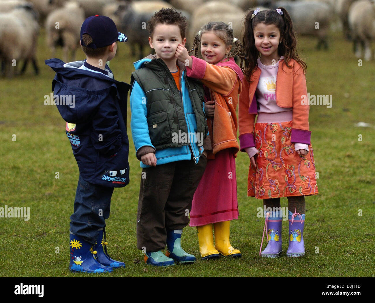 (Dpa) - poco Letizia, Julia (R-L) Patrick e Luca sono vestite nel più recente di moda infantile di disegni per la caduta durante una foto op per il fashion fiere 'cpd kidz' a Duesseldorf in Germania, 18 gennaio 2005. Julia (2a da R) indossa un vestito da Tim&Lucia e Letizia (R) è vestito in abiti da Santex che includono il vello colorato parti. Patrick (2a da L) è rivestita di una v Foto Stock