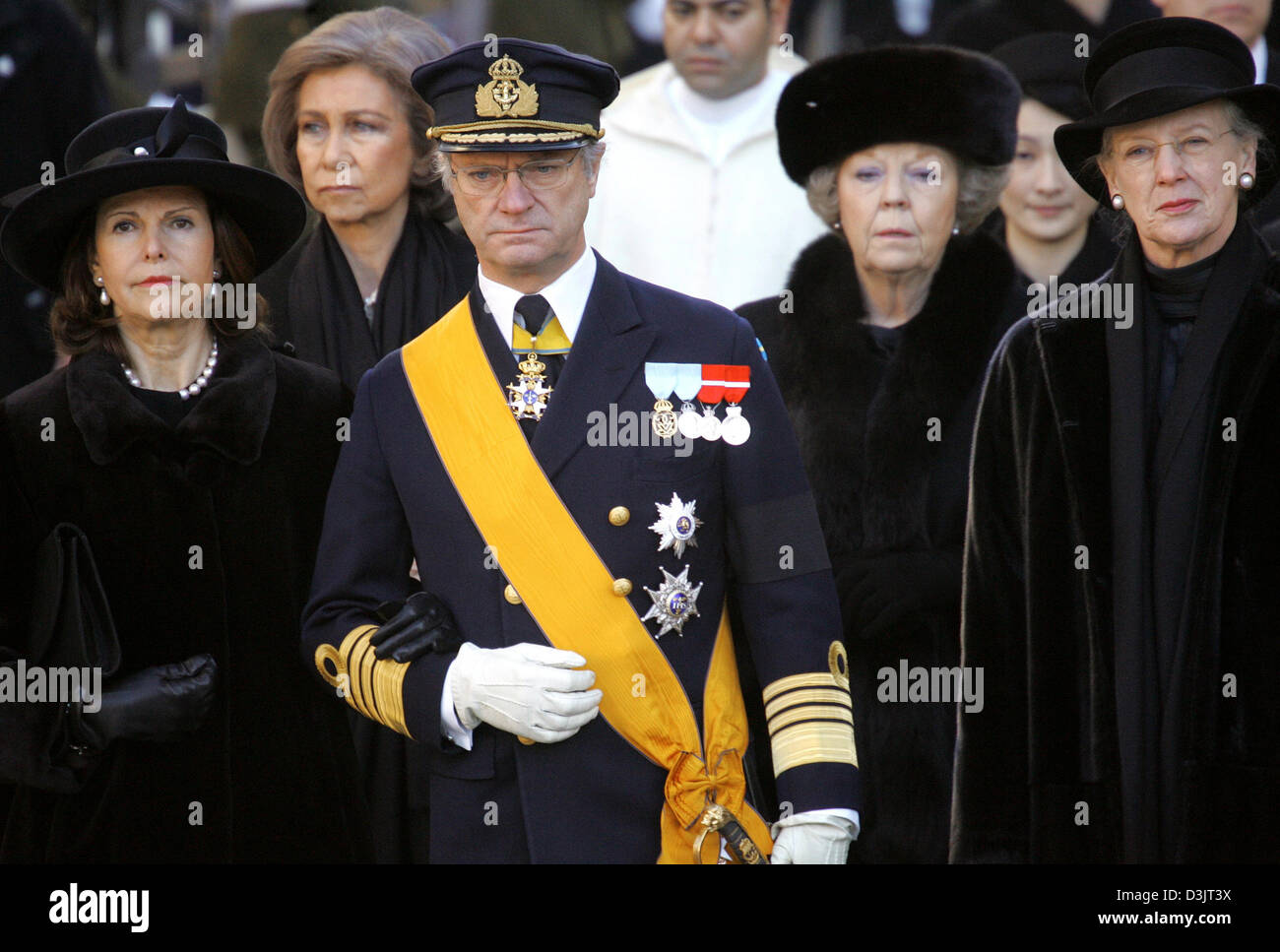 (Dpa) - (anteriore, da L) Regina Silvia e il Re Carlo XVI Gustavo di Svezia, Regina Margrethe II di Danimarca, (indietro, da l) la regina Sofia di Spagna e la Regina Beatrice dei Paesi Bassi partecipare al memoriale di servizio per la Granduchessa Josephine-Charlotte di Lussemburgo in Lussemburgo, 15 gennaio 2005. Morì di cancro ai polmoni all'età di 77 il 10 gennaio 2005. Foto Stock