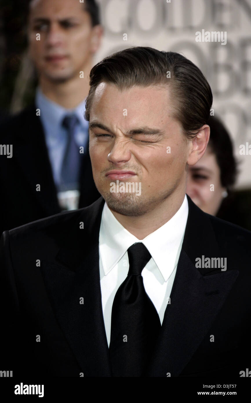 (Dpa) - Noi l'attore Leonardo DiCaprio winks con il suo occhio frequenta la sessantaduesima Annuale di Golden Globe Awards a Beverly Hills, Stati Uniti d'America, 16 gennaio 2005. DiCaprio ha vinto il premio nella categoria Best Lead per parte sua come noi milionario Howard Hughes nel film "Aviator". Foto Stock