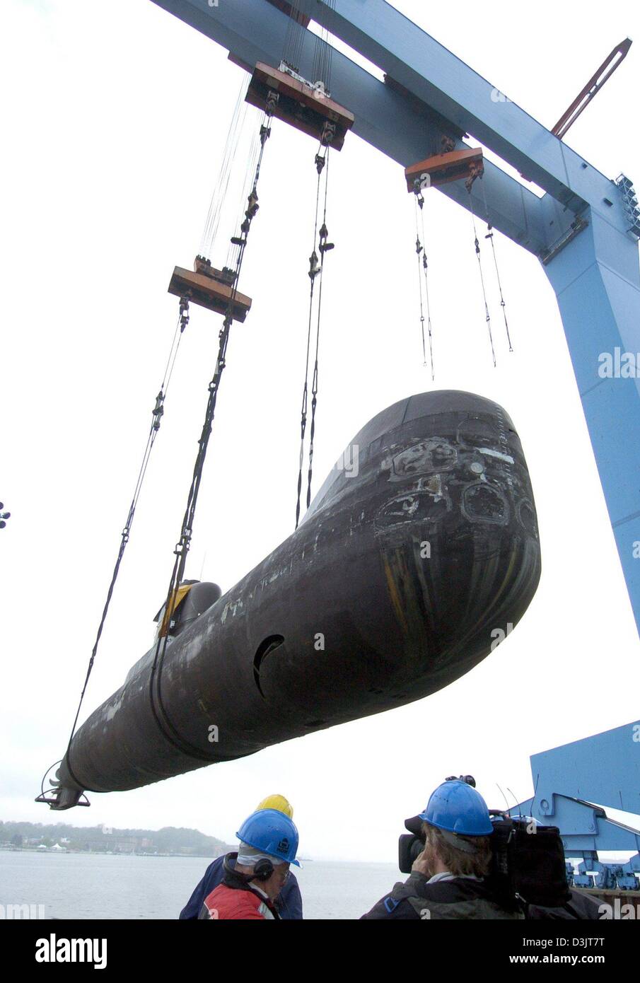 (Dpa file) - gru sollevano la U21 sottomarino da il bacino di carenaggio al Howaldtswerken Deutsche Werft AG, cantieri navali, in Kiel, Germania, 27 aprile 2004. Il sommergibile pesa circa 400 tonnellate, è di 48 metri di lunghezza e ha una capacità di 22 l'equipaggio. Dopo quattro settimane in offerta su internet la U21 è stata venduta dalla città di Eckerfoerde per 371,200 euro a un rottame olandese concessionario. L'ex-s Foto Stock