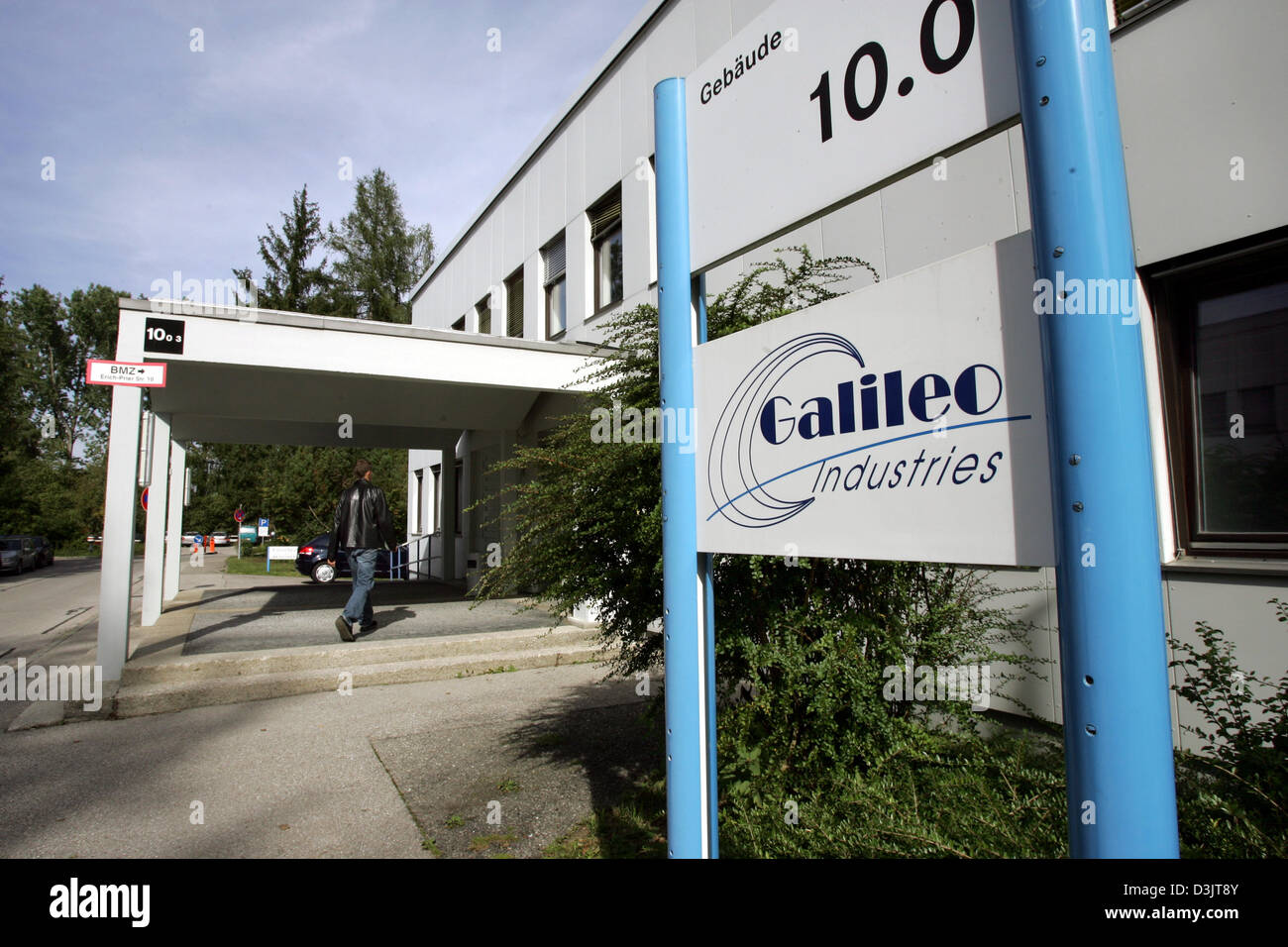 (Dpa) - La foto mostra la carica di Galileo Industries di Ottobrunn vicino a Monaco di Baviera, Germania, il 4 ottobre 2004. Il sistema di navigazione via satellite Galileo sarà disponibile in tutto il mondo come alternativa al sistema GPS a partire da circa 2008. Foto Stock