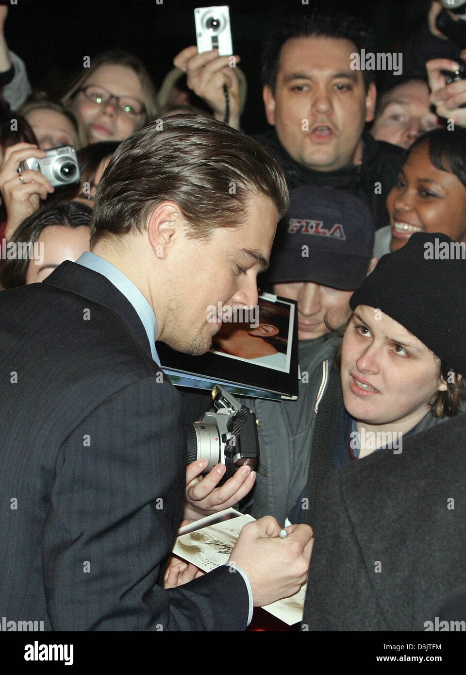 (Dpa) - Noi l'attore Leonardo DiCaprio dà autografi prima il tedesco premiere del suo film "Aviator" presso il cinema Delphi a Berlino, Germania, 7 gennaio 2005. Foto Stock