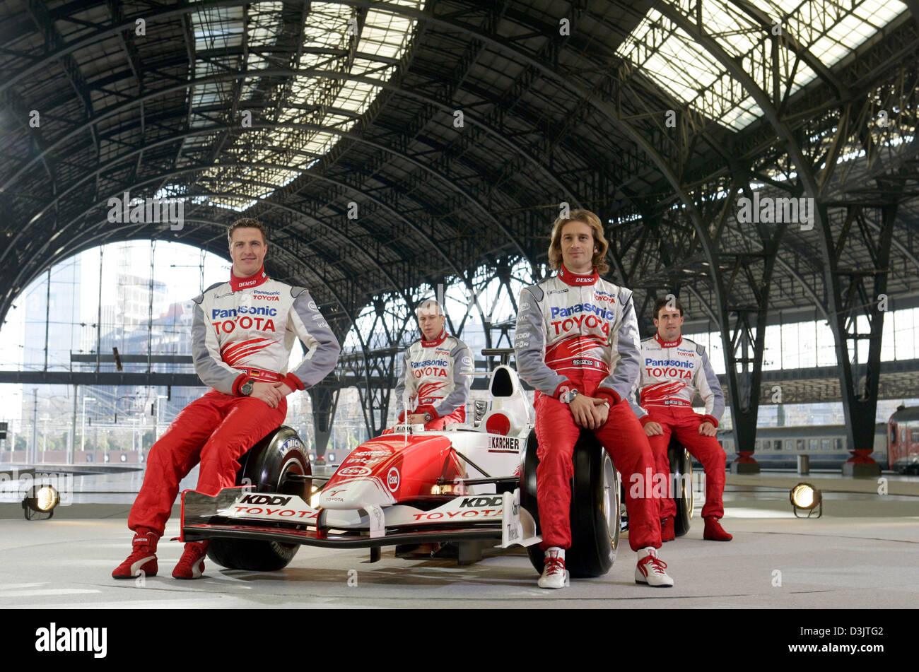 (Dpa) - Tedesco pilota di Formula Uno Ralf Schumacher (anteriore L-R), il suo team italiano Jarno Trulli, il test driver Olivier Panis (Francia, TORNA L-R), e il brasiliano Ricardo Zonta pongono durante la presentazione della nuova Toyota formula one racing car per la stagione 2005 presso la stazione dei treni "Estacion de Franca' nel centro di Barcellona, Spagna, 8 gennaio 2005. Il team Toyota vuole utilizzare il Foto Stock