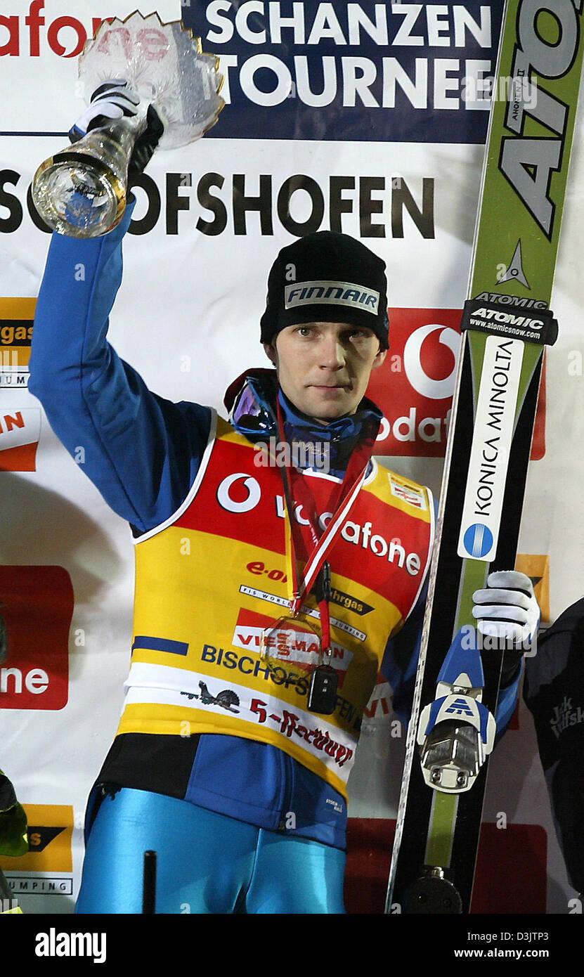 (Dpa) - finlandese ponticello sci Janne Ahonen onde durante la 53a internazionale di quattro colli nel torneo di Bischofshofen, Austria, 6 gennaio 2005. Ahonen è stata in grado di rivendicare il titolo assoluto. Foto Stock