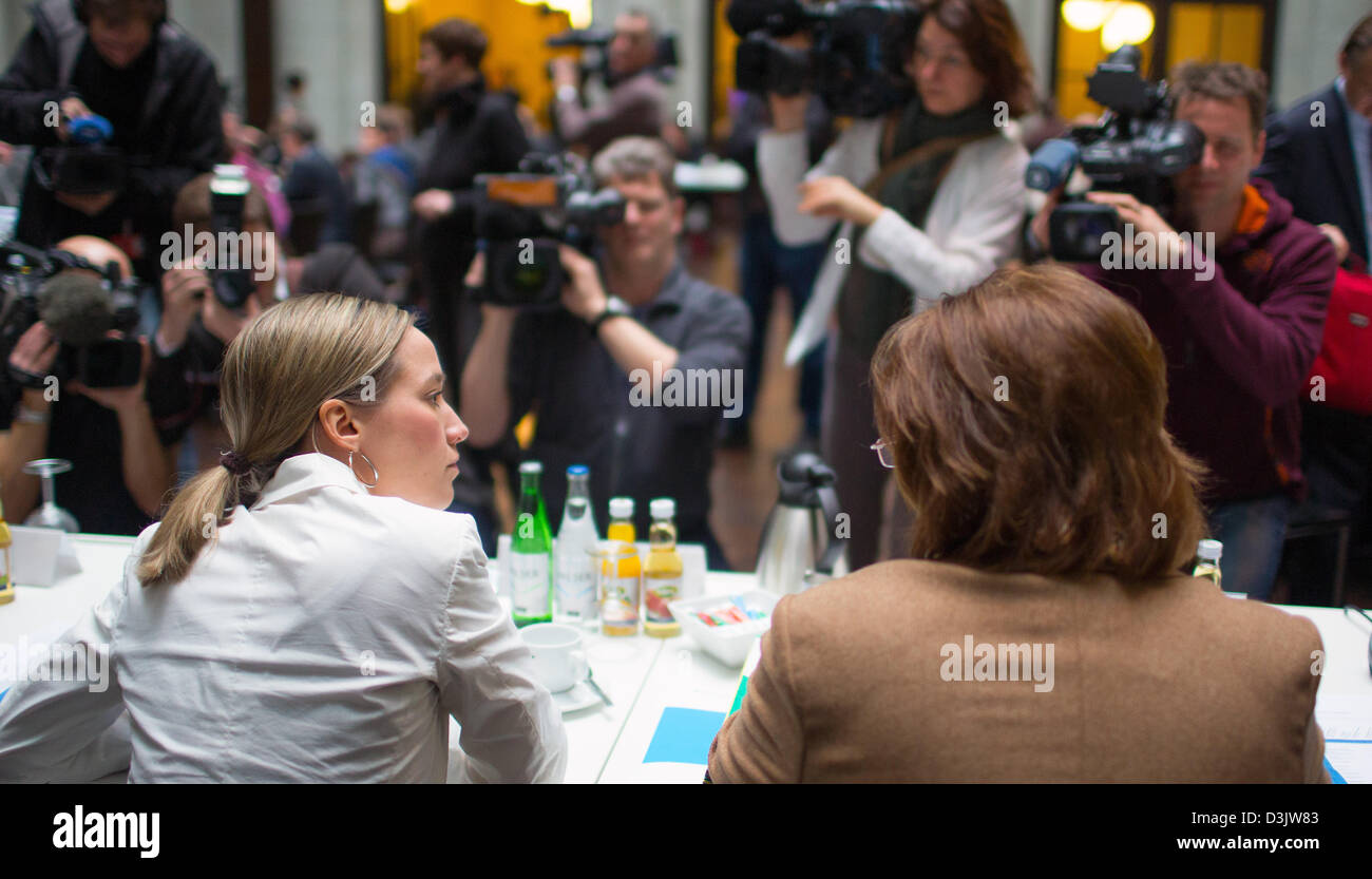 Ministro tedesco degli Affari familiari, cittadini anziani, donne e giovani Kristina Schroeder (CDU) e il ministro tedesco della giustizia Sabine Leutheusser-Schnarrenberger (R, FDP) partecipare a una riunione della tavola rotonda contro gli abusi sui minori a Berlino, Germania, 20 febbraio 2013. Il comitato è stato istituito dopo più casi di abusi nei confronti dei bambini nelle scuole, istituzioni ecclesiali e orfanotrofi per bambini. Foto: HANNIBAL HANSCHKE Foto Stock