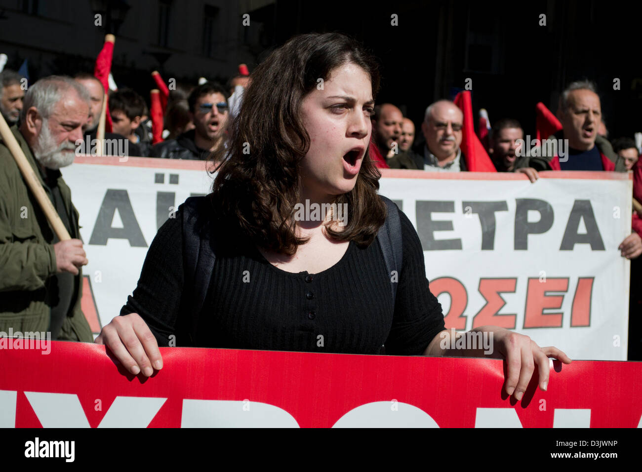 Close-up del giovane manifestante femmina gridando slogan. Foto Stock