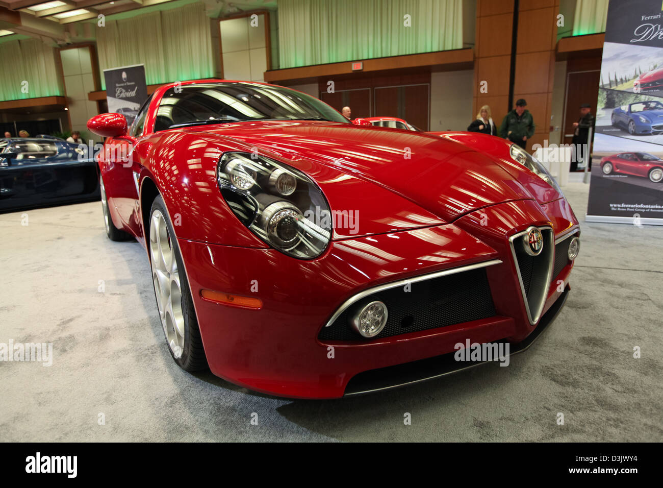 Rosso lucido lusso auto sportive anteriore luce di testa Foto Stock