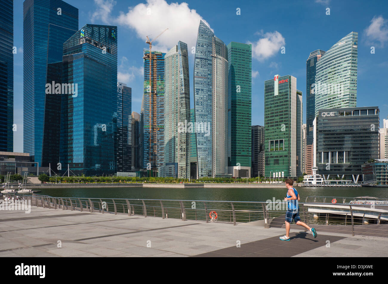 Un uomo che sta facendo il suo jogging mattutino esercitare all area di Marina Bay a Singapore Foto Stock