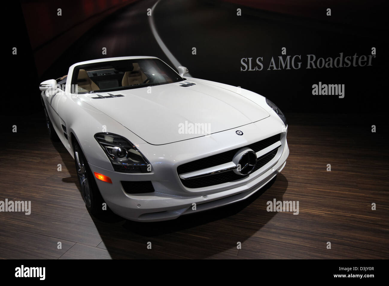 White Mercedes Benz SLS AMG roadster coupé sportiva Foto Stock
