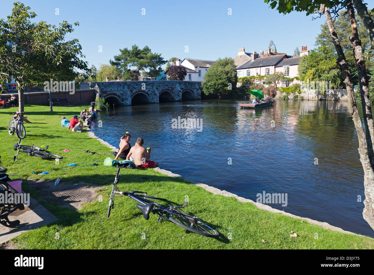 Relax sulle rive del fiume Avon durante una giornata estiva a Christchurch Foto Stock