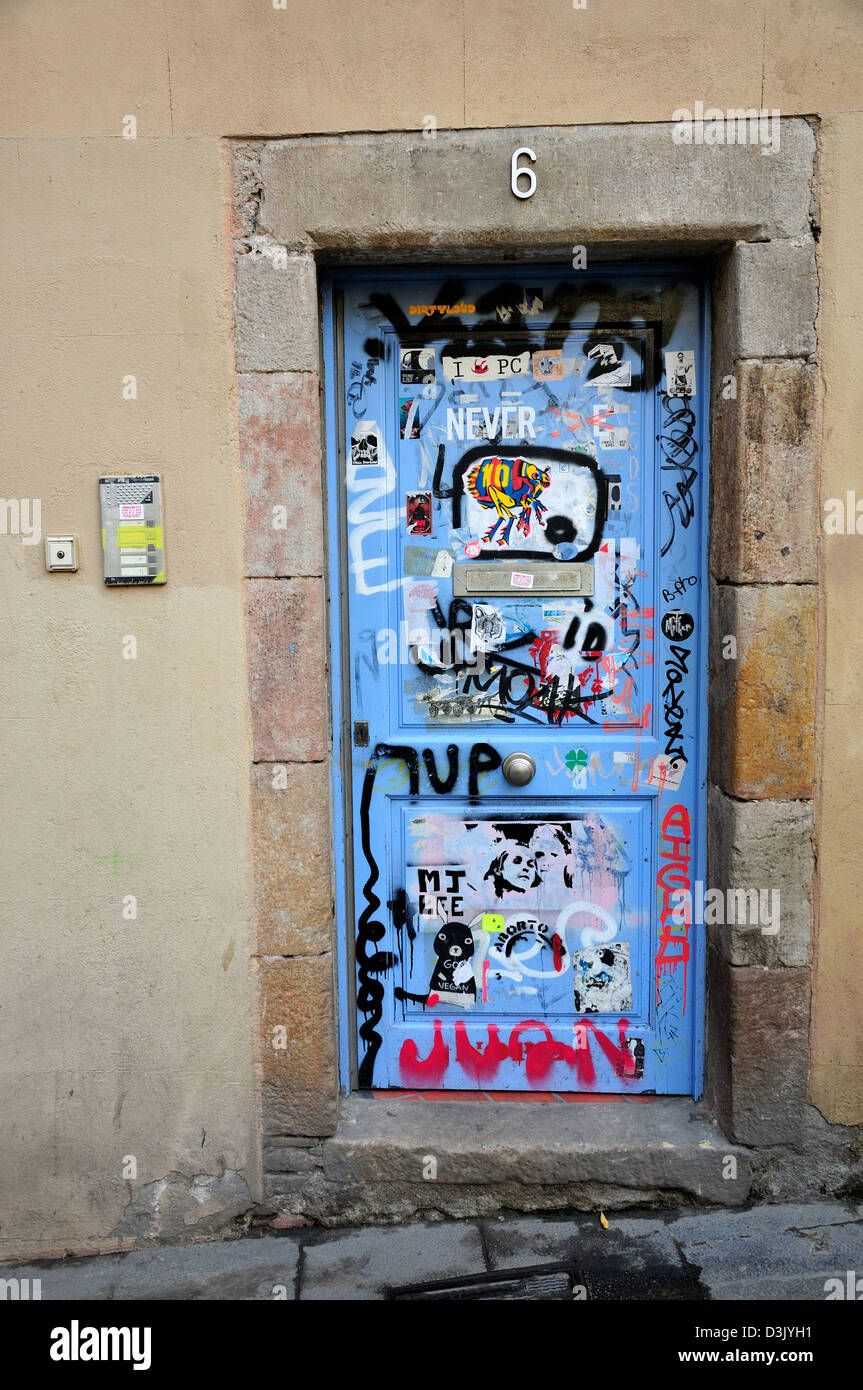 Barcellona, in Catalogna, Spagna. Graffiti su una porta Foto Stock