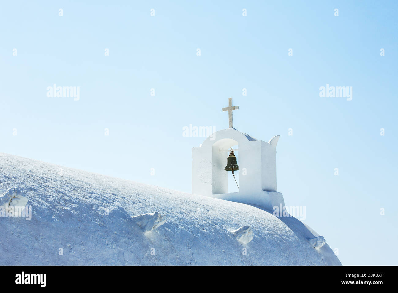 Il tetto di una chiesa bianca sull'isola greca di Santorini. Foto Stock