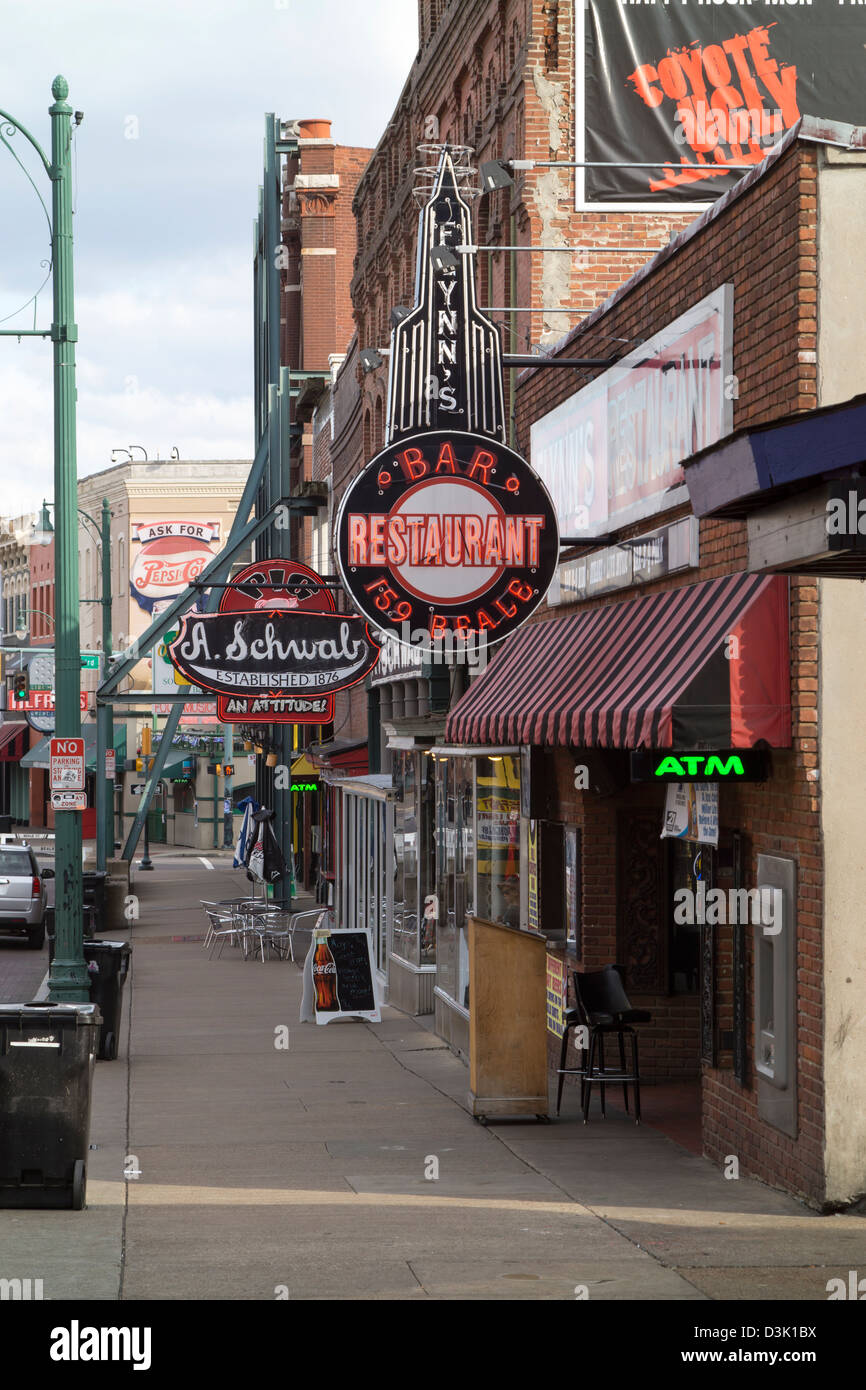 Una vista verso il basso di Beale Street a Memphis, Tennessee. Foto Stock