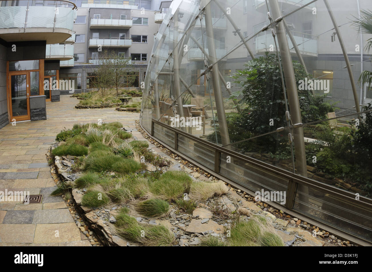 Appartamenti per i pensionati con una grande serra riscaldata per gli anziani Foto Stock