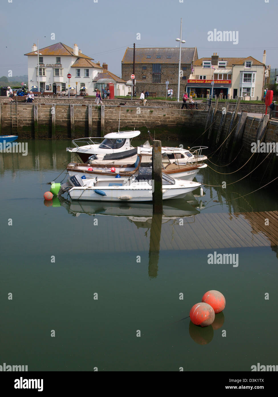 Il piacere di barche da pesca sul harbourside ormeggi Foto Stock