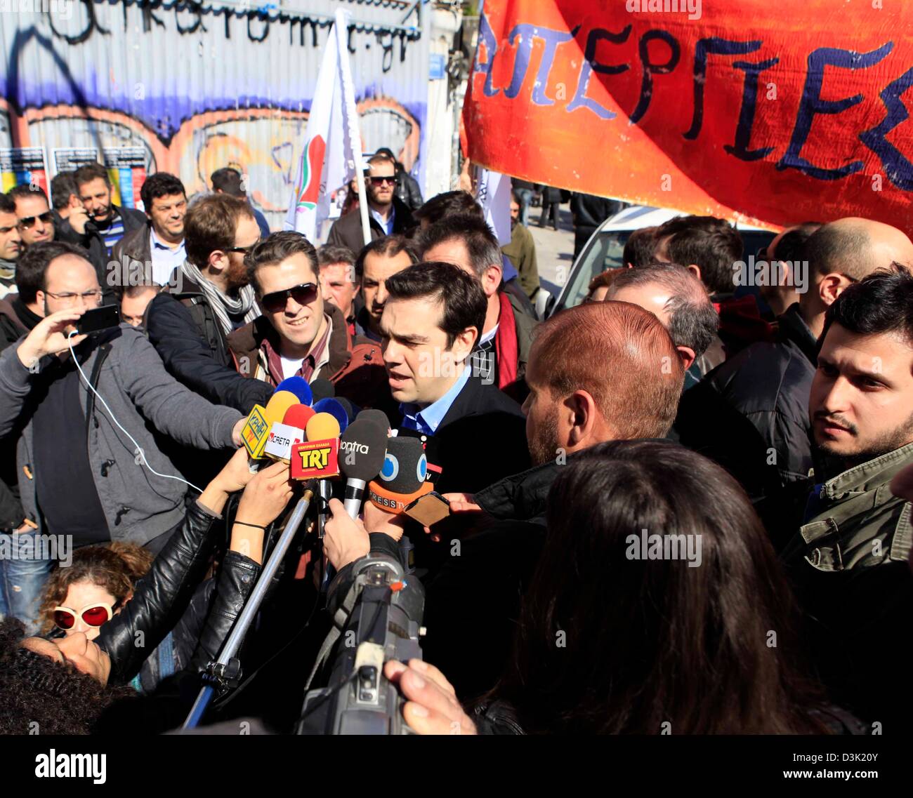 Alexis Tsipras della coalizione della sinistra radicale - sociale unitario anteriore (SYRIZA) parla ai media durante uno sciopero generale ad Atene, Grecia, 20 febbraio 2013. I sindacati GSEE e ADEDY chiamato per lo sciopero. Foto: Giorgos Nikolaidis/dpa/Alamy Live News Foto Stock