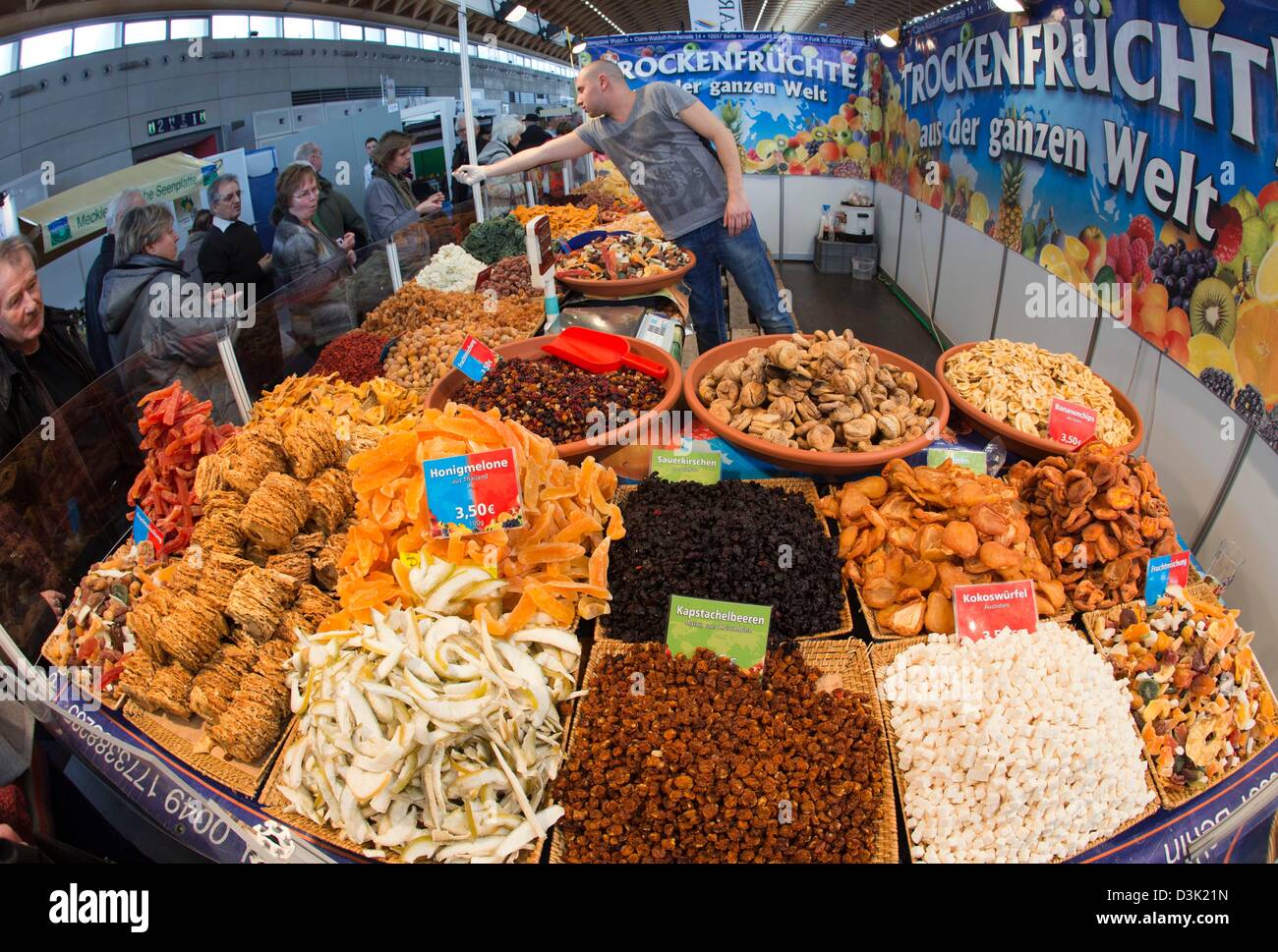 Un commerciante offre frutta secca alla XXIII Mar Baltico Fiera a Rostock, Germania, 20 febbraio 2013. Più di 200 espositori saranno presenti con i loro prodotti fino al 17 febbraio 2013. Foto: Jens Buettner Foto Stock