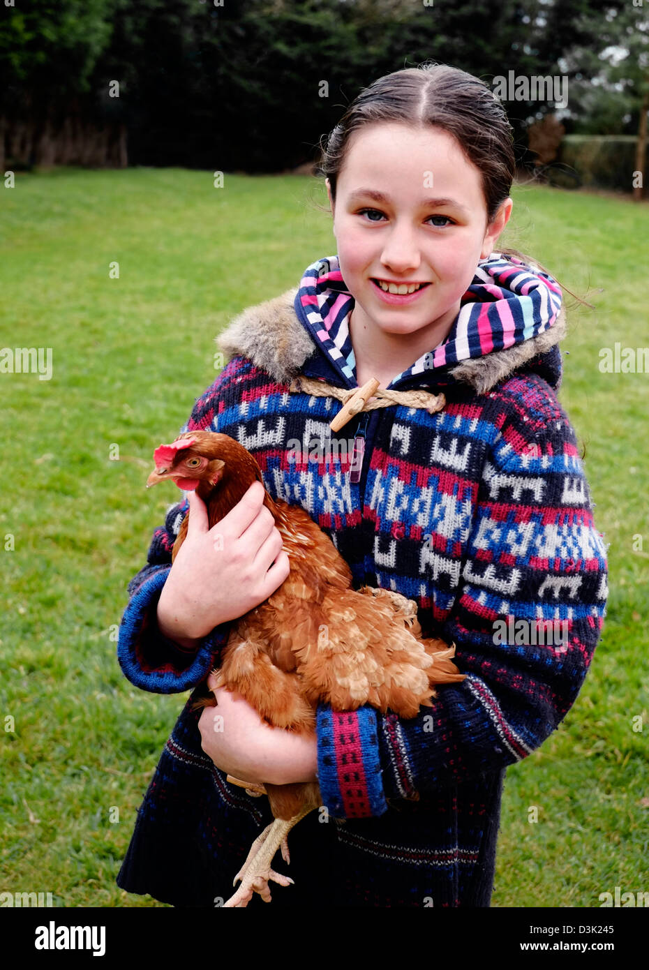 Ragazza giovane con la gallina Foto Stock