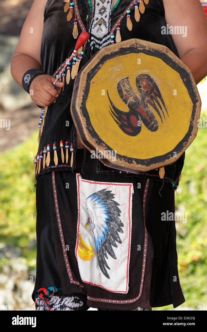 Esquimalt Nazione danzatori Nativi di eseguire a Dragon Boat Festival-Victoria, British Columbia, Canada. Foto Stock