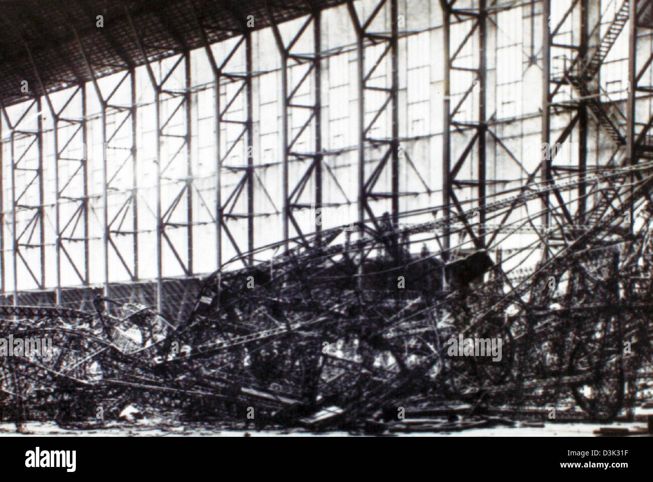 Questa immagine cattura un dirigibile tedesco distrutto da una bomba aerea inglese a Tondern. Il dirigibile fu preso di mira durante la prima guerra mondiale, riflettendo l'intenso conflitto aereo dell'epoca. La fotografia di Charles Donald Lou Larson documenta questo momento cruciale nella storia dell'aviazione. Foto Stock