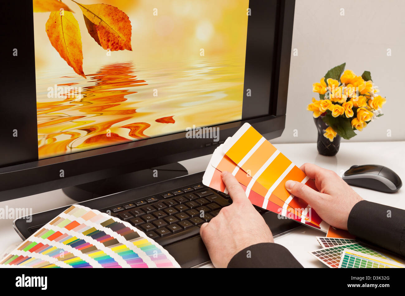 Graphic designer al lavoro. I campioni di colore. Marrone, giallo Immagini Foto Stock