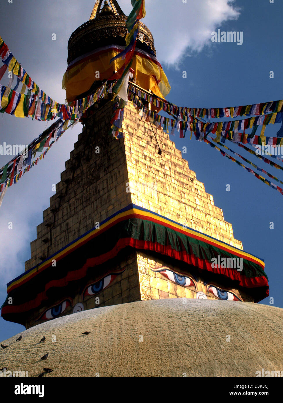 L antico Stupa Boudhanath a Kathmandu, Nepal - uno dei più grandi del mondo. Foto Stock