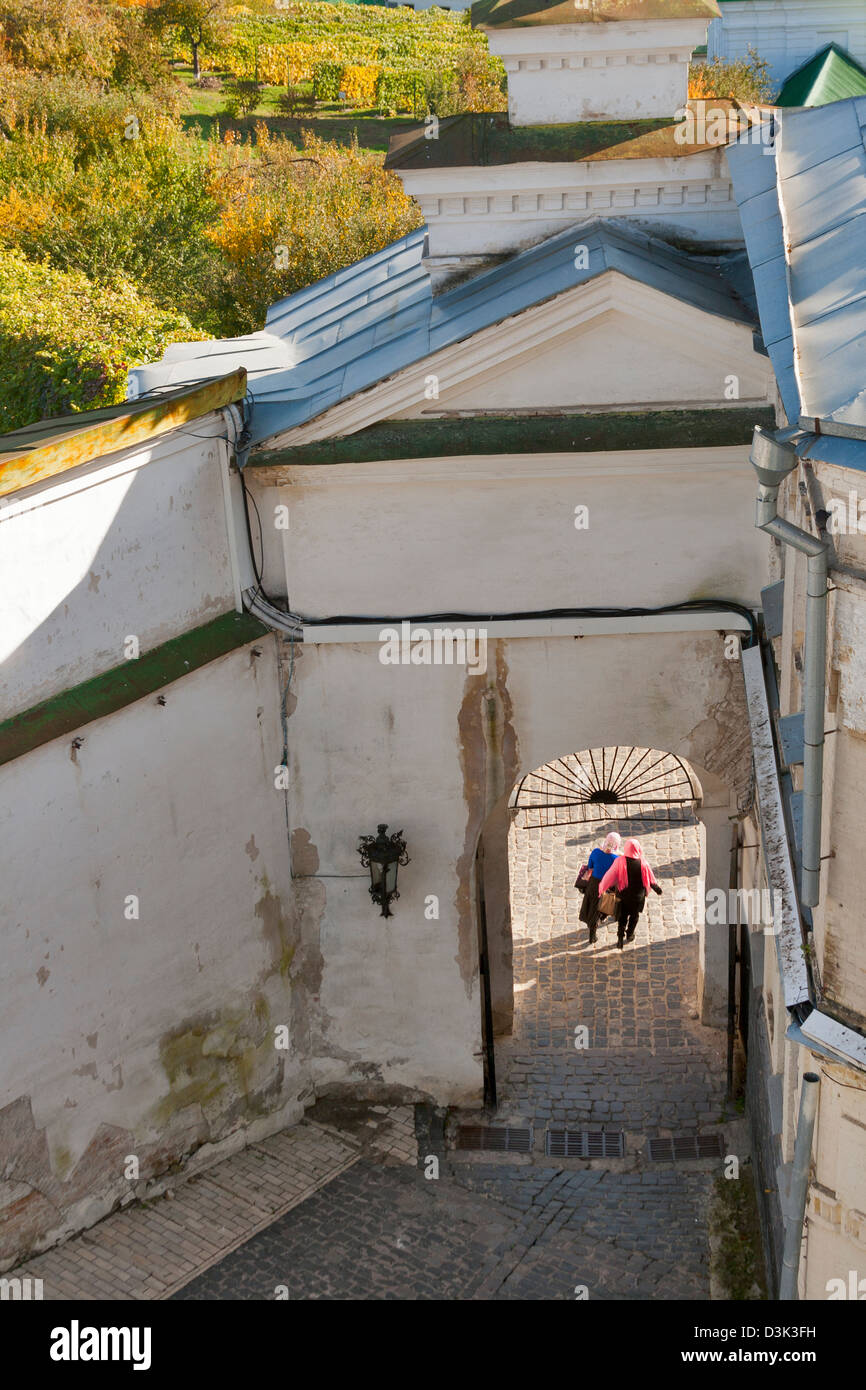 La porta inferiore di Kiev Pechersk Lavra monastero e pellegrini. L'Ucraina. Foto Stock