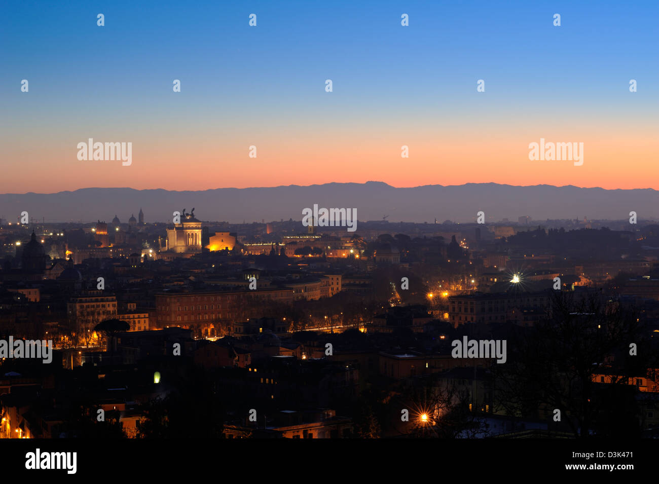 Italia, Roma, la città vista dal Gianicolo all'alba Foto Stock