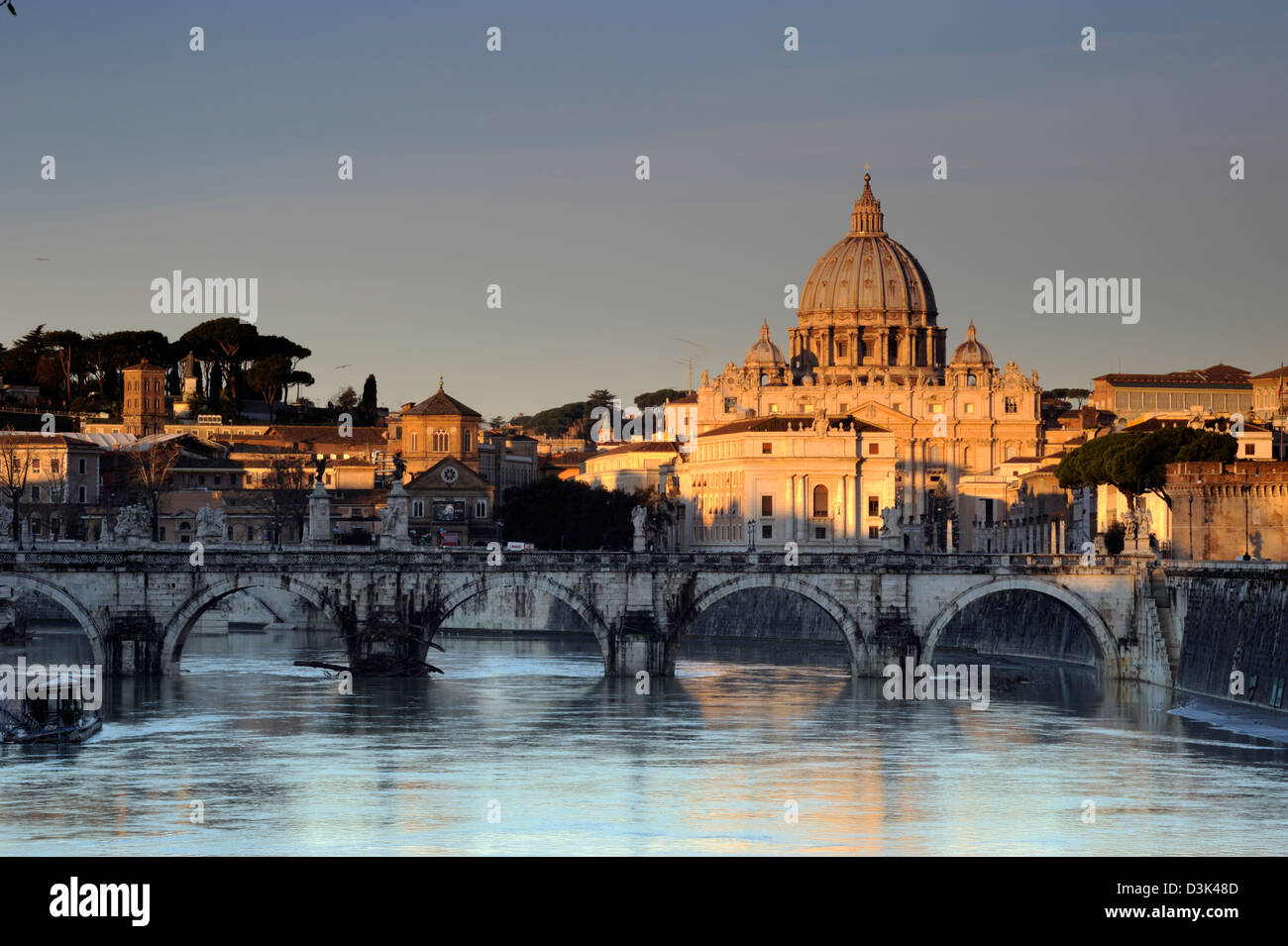 Italia, Roma, fiume Tevere, ponte Sant'Angelo e basilica di San Pietro all'alba Foto Stock