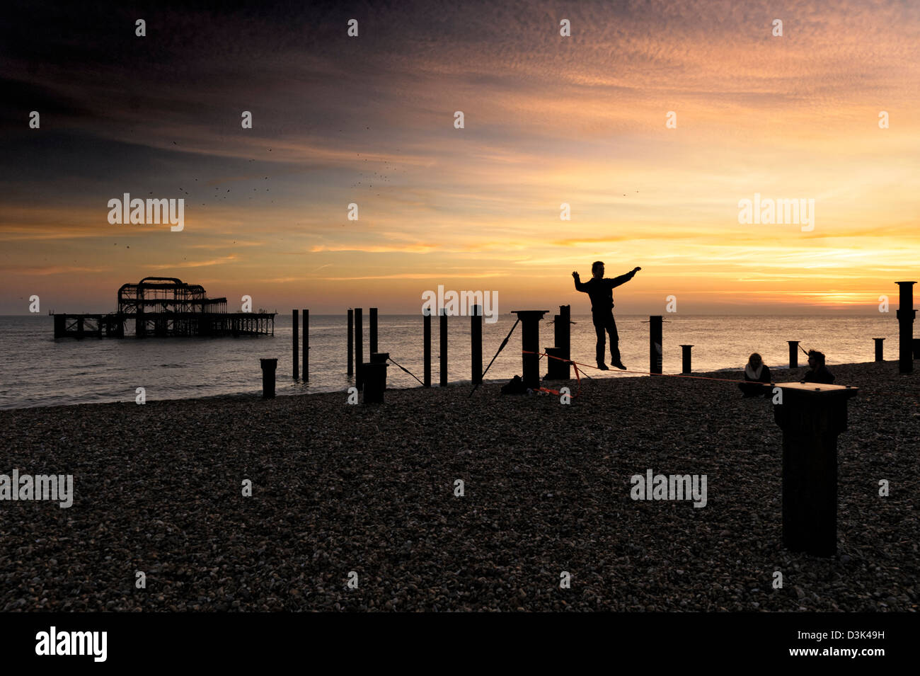 Tightrope passeggiate sulla spiaggia di Brighton dal Molo Ovest Foto Stock