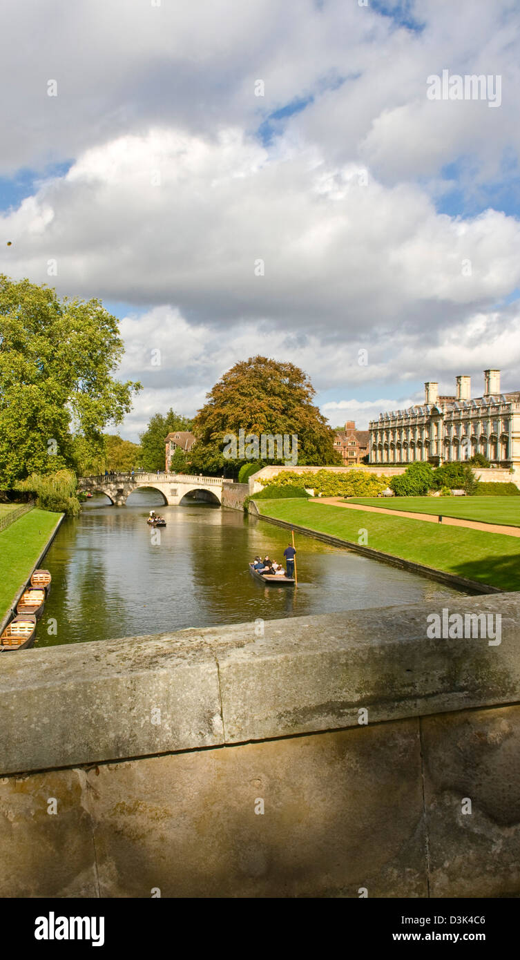 Punting sul "spalle" fiume Cam Cambridge Cambridgeshire England Europa Foto Stock