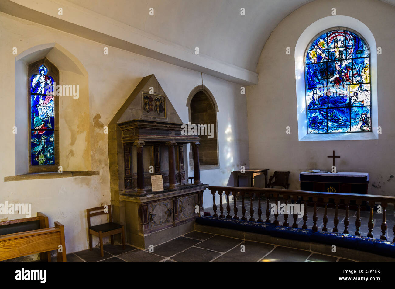 Chiesa di tutti i santi, Tudeley, Kent. La sola chiesa di avere tutte le vetrate di Marc Chagall. Foto Stock