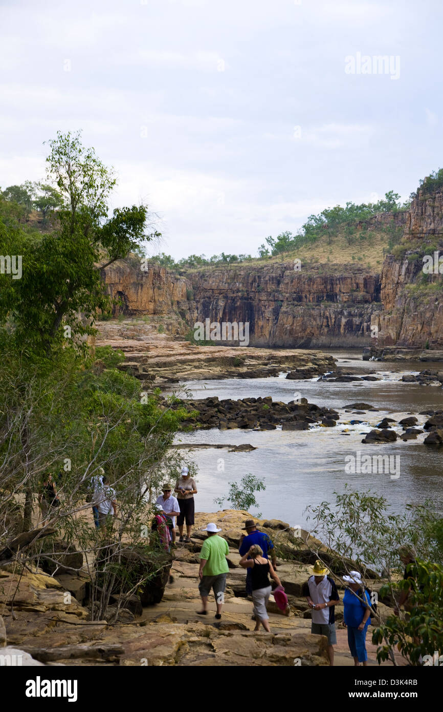 Gli escursionisti prendere per un sentiero lungo il lato del Katherine River, Nitmiluk (Katherine Gorge), il Parco Nazionale del Territorio del Nord, l'Australia. Foto Stock