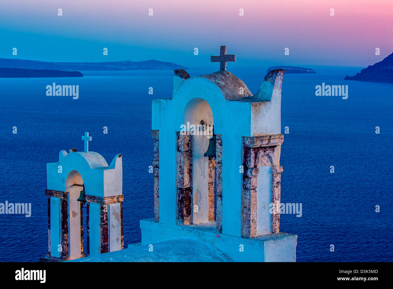 Campanili gemelli al tramonto sull'isola di Santorini, Grecia. Foto Stock