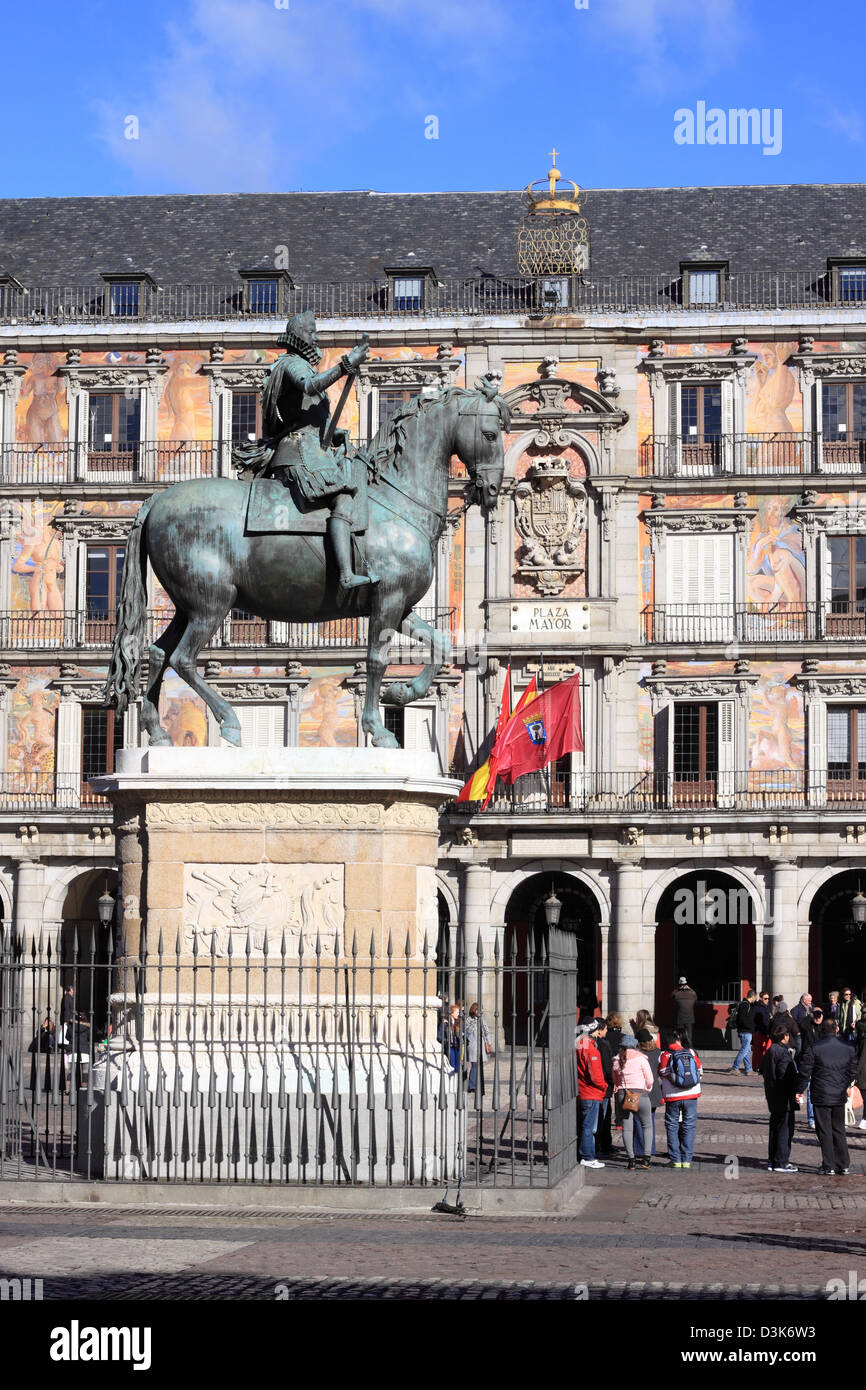 Spagna Madrid Plaza Mayor statua del re Felipe III Foto Stock