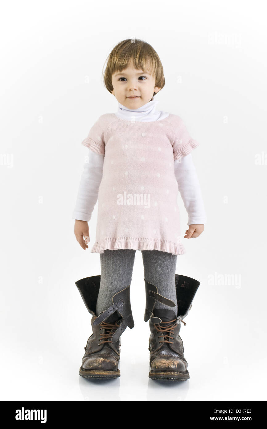 Bambino con big shoes Foto Stock