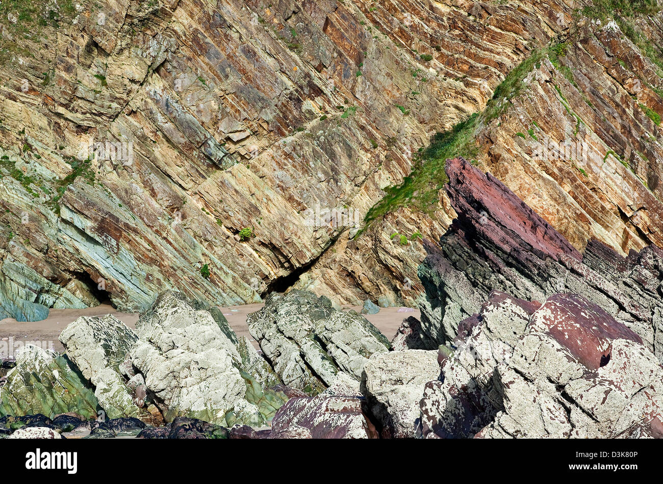 Rock e scogliere con una variegata geologia a marloes sands beach Pembrokeshire Coast National Park in tarda estate del Sud Ovest Wa Foto Stock