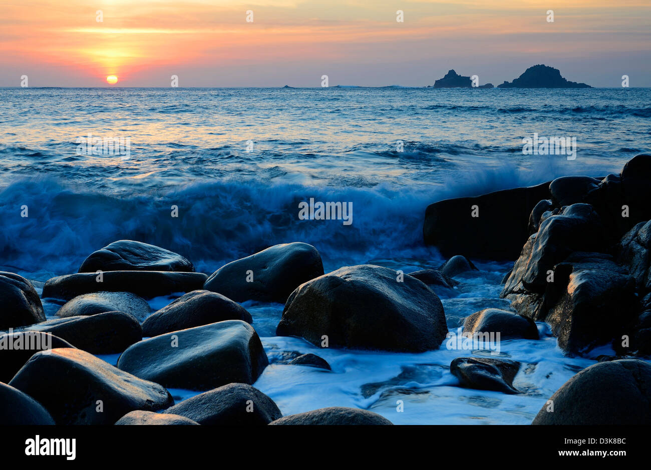 Tramonto a culla cove vicino a st.just in Cornovaglia, England, Regno Unito Foto Stock