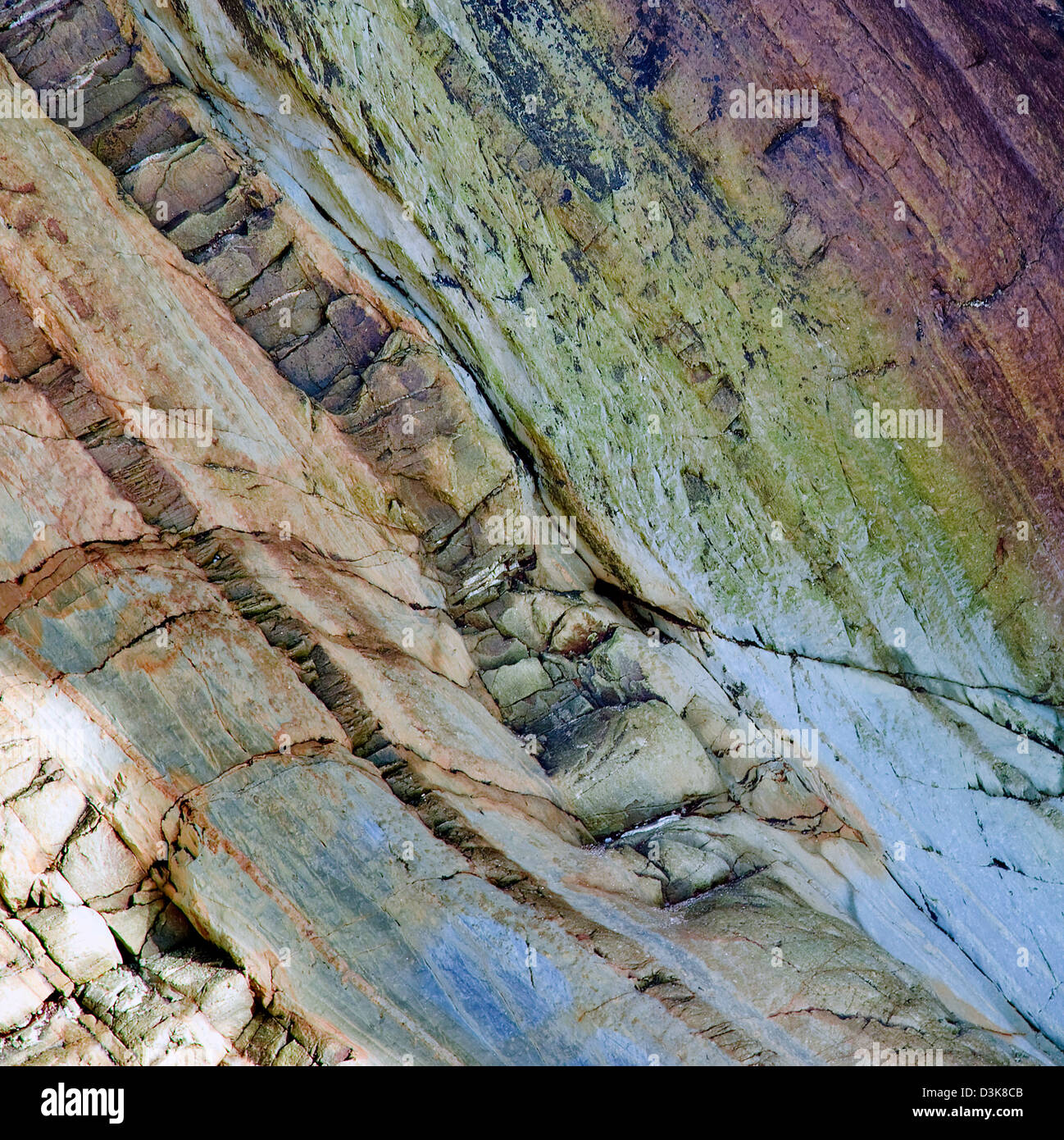 Rock e scogliere con una variegata geologia a marloes sands beach Pembrokeshire Coast National Park in tarda estate del Sud Ovest Wa Foto Stock