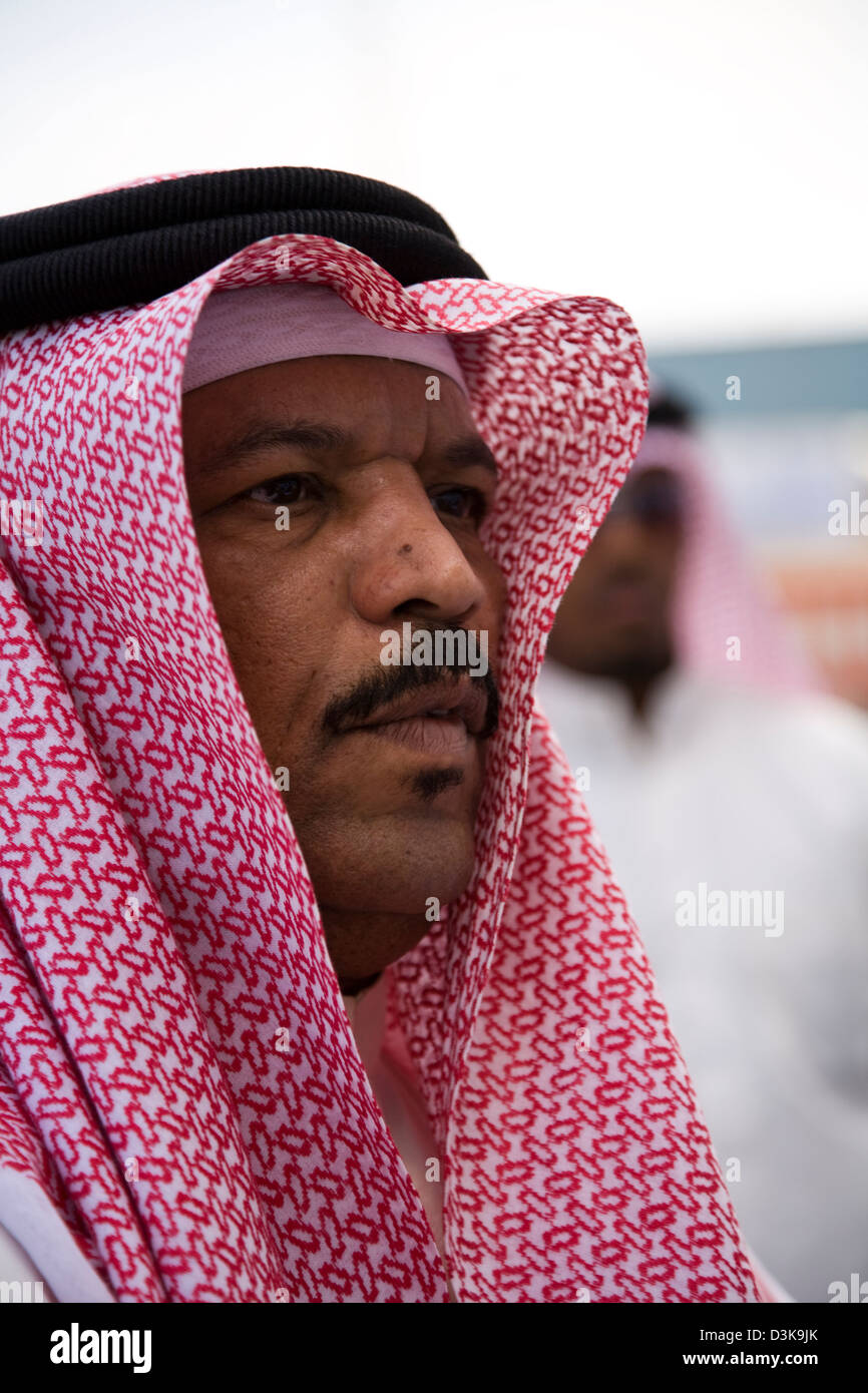 Questo Bahrani gent è vestito in velo tradizionale della regione del Golfo, noto come una ghutra, Manama, Bahrain. Foto Stock