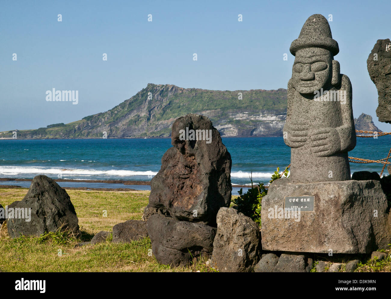 Repubblica di Corea, Jeju Island, East Coast, Sinyang Beach, Tol-Harubang: nonno di pietra Foto Stock